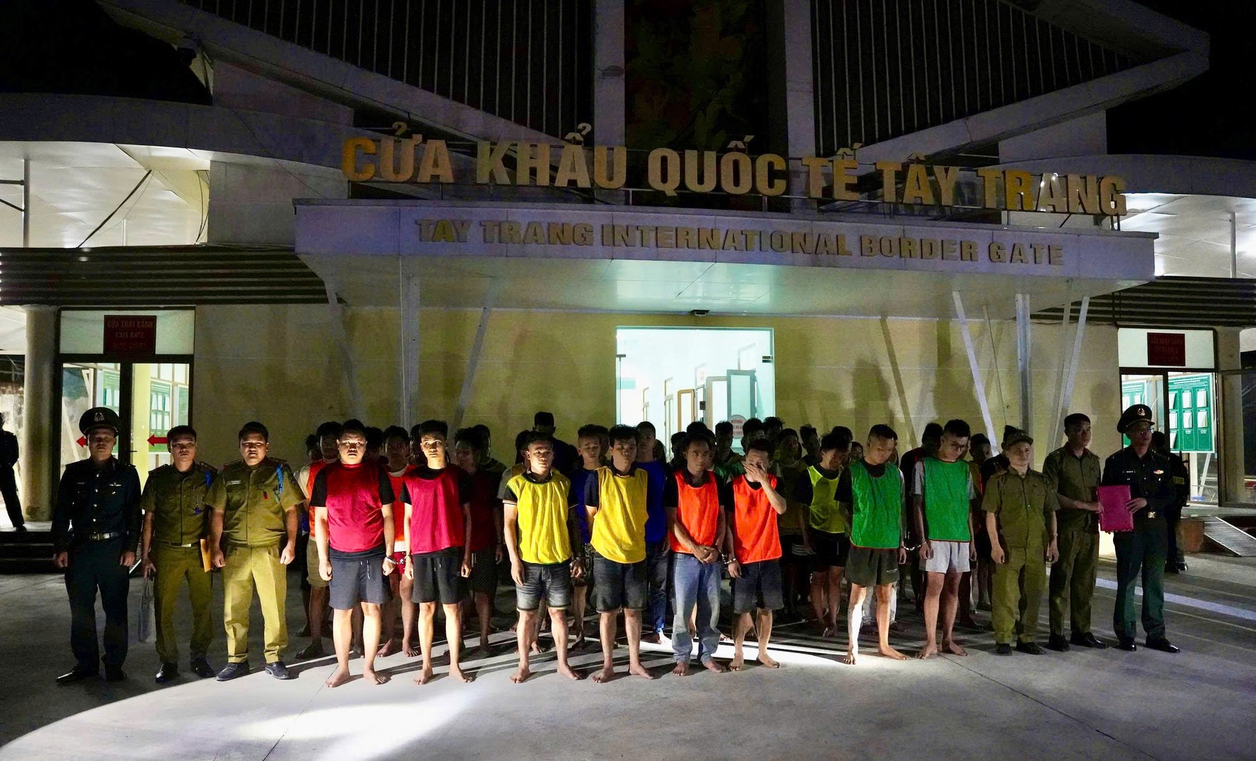 Di lý các đối tượng người Việt Nam qua cửa khẩu quốc tế Tây Trang để xử lý.