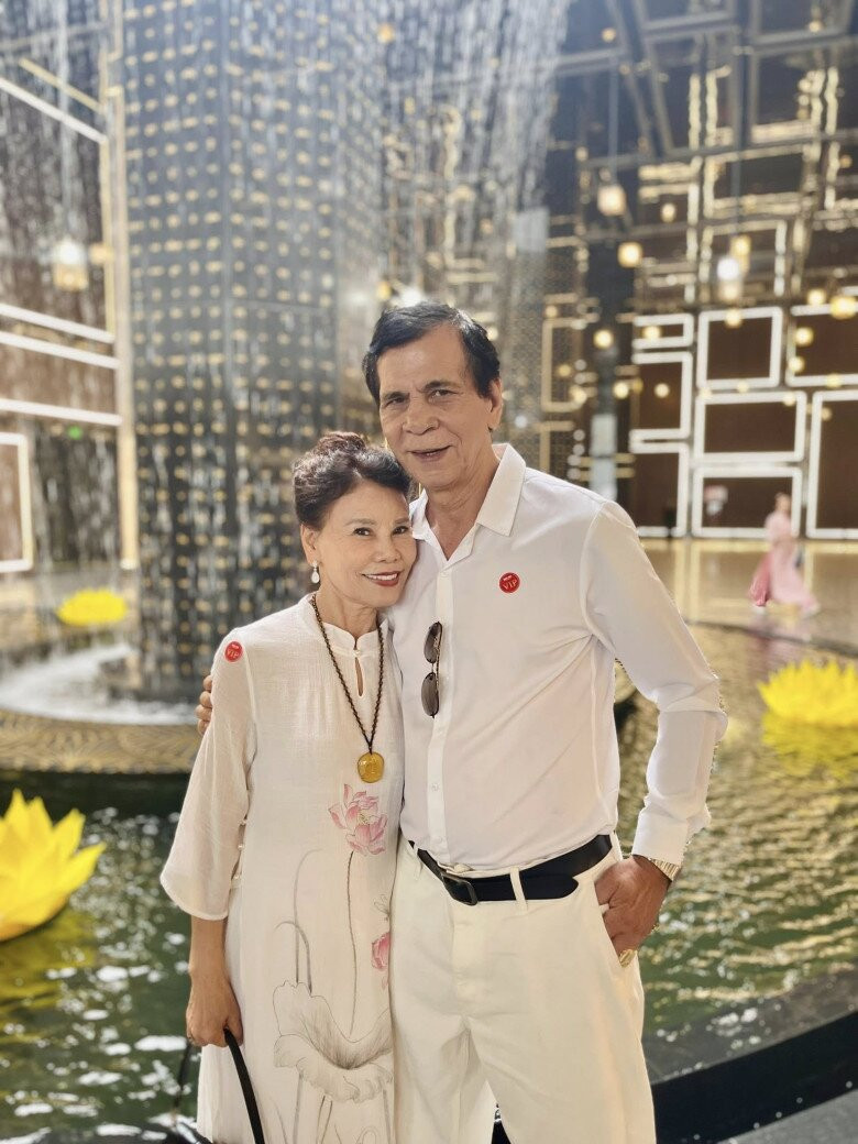 Cặp đôi tận hưởng cuộc sống hưu trí hạnh phúc.