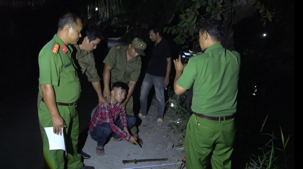 Cơ quan chức năng khám xét nơi ở của đối tượng