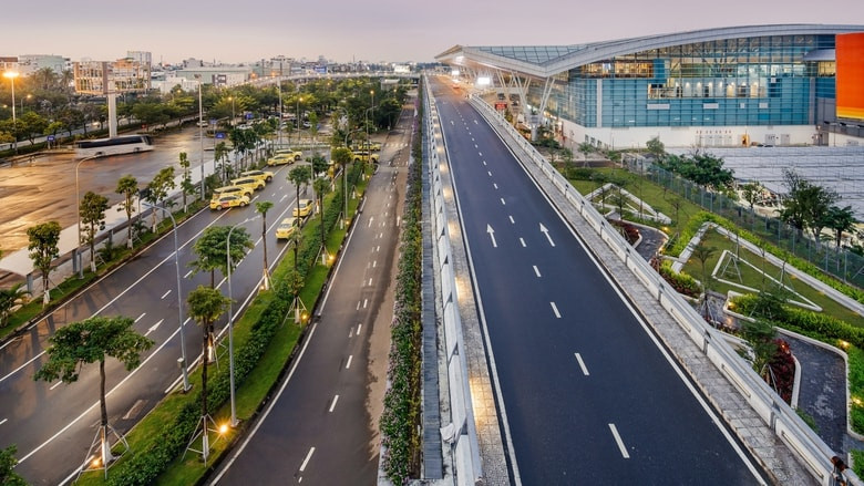 Toàn cảnh Cảng hàng không quốc tế Đà Nẵng với kiến trúc hiện đại và hệ thống vận hành chuẩn 5 sao.
