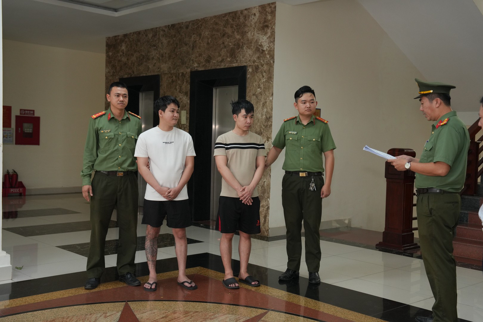 Cơ quan An ninh điều tra Công an tỉnh Quảng Trị tống đạt quyết định khởi tố các bị can.