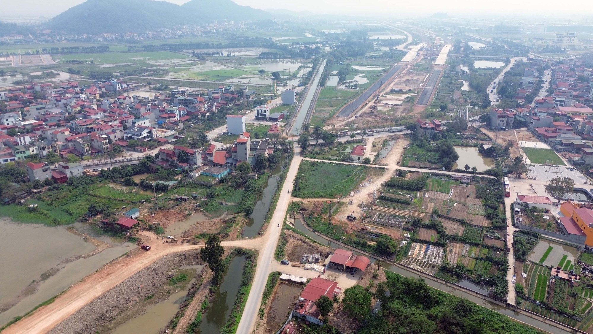 Đoạn cao tốc Nội Bài – Hạ Long giao với QL38 đã thảm nhựa