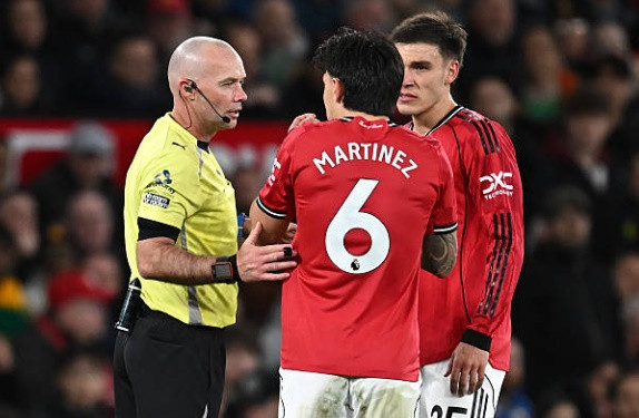 Lisandro Martinez nhận thẻ đỏ trực tiếp trong trận đấu với Leeds United