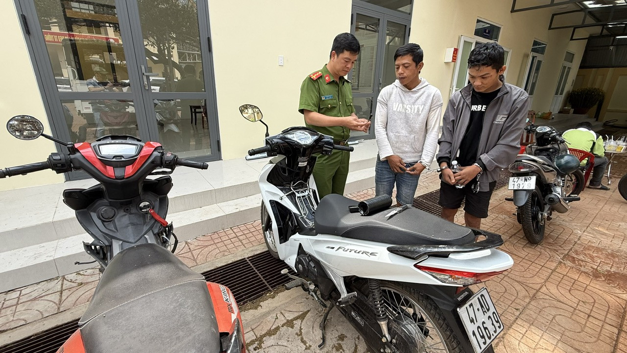 Hai đối tượng Lê Quang Nhã và Nguyễn Đức Sang cùng tang vật xe máy tại cơ quan Công an tỉnh Đắk Lắk
