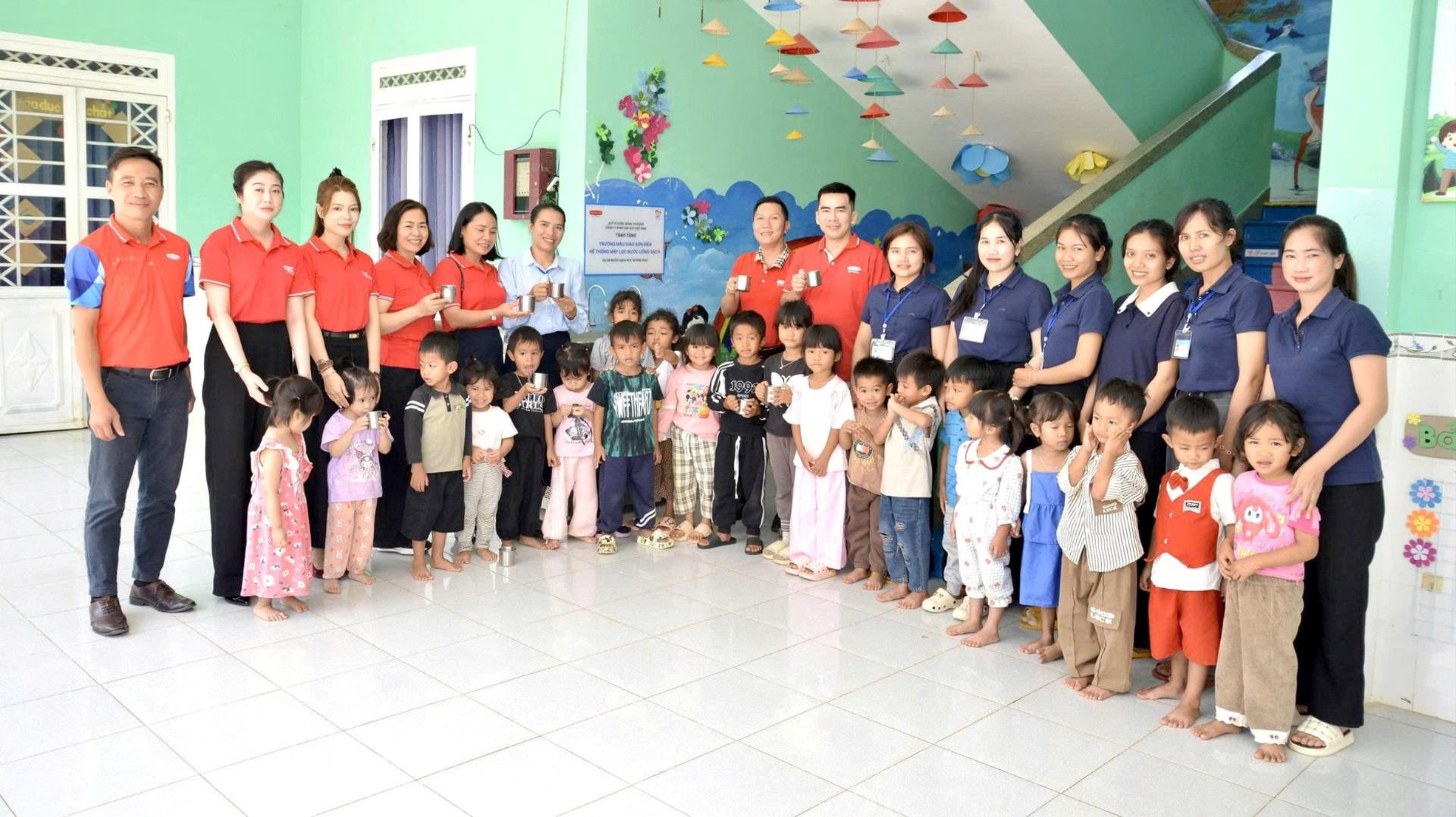 Học sinh Trường Mẫu giáo Sơn Điền sử dụng hệ thống lọc nước từ chương trình Nước sạch học đường