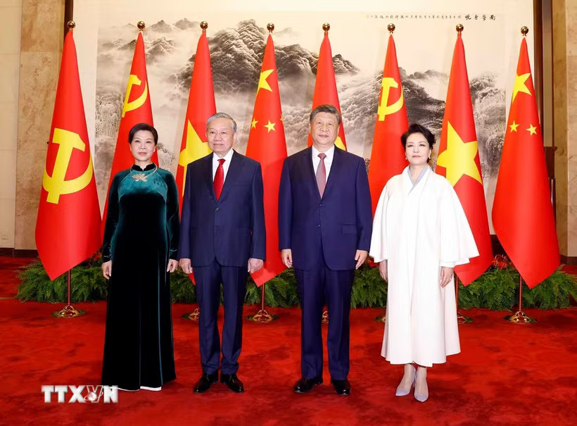 Tổng Bí thư, Chủ tịch nước Tô Lâm và Phu nhân cùng Tổng Bí thư, Chủ tịch nước Trung Quốc Tập Cận Bình và Phu nhân chụp ảnh chung. (Ảnh: Thống Nhất/TTXVN)