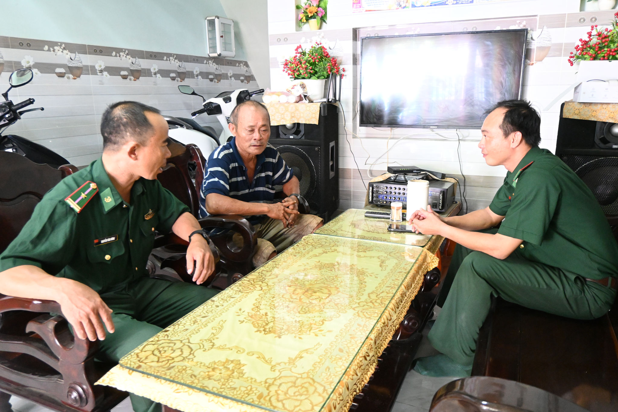 Các chiến sĩ Đồn Biên phòng thăm hỏi ngư dân
