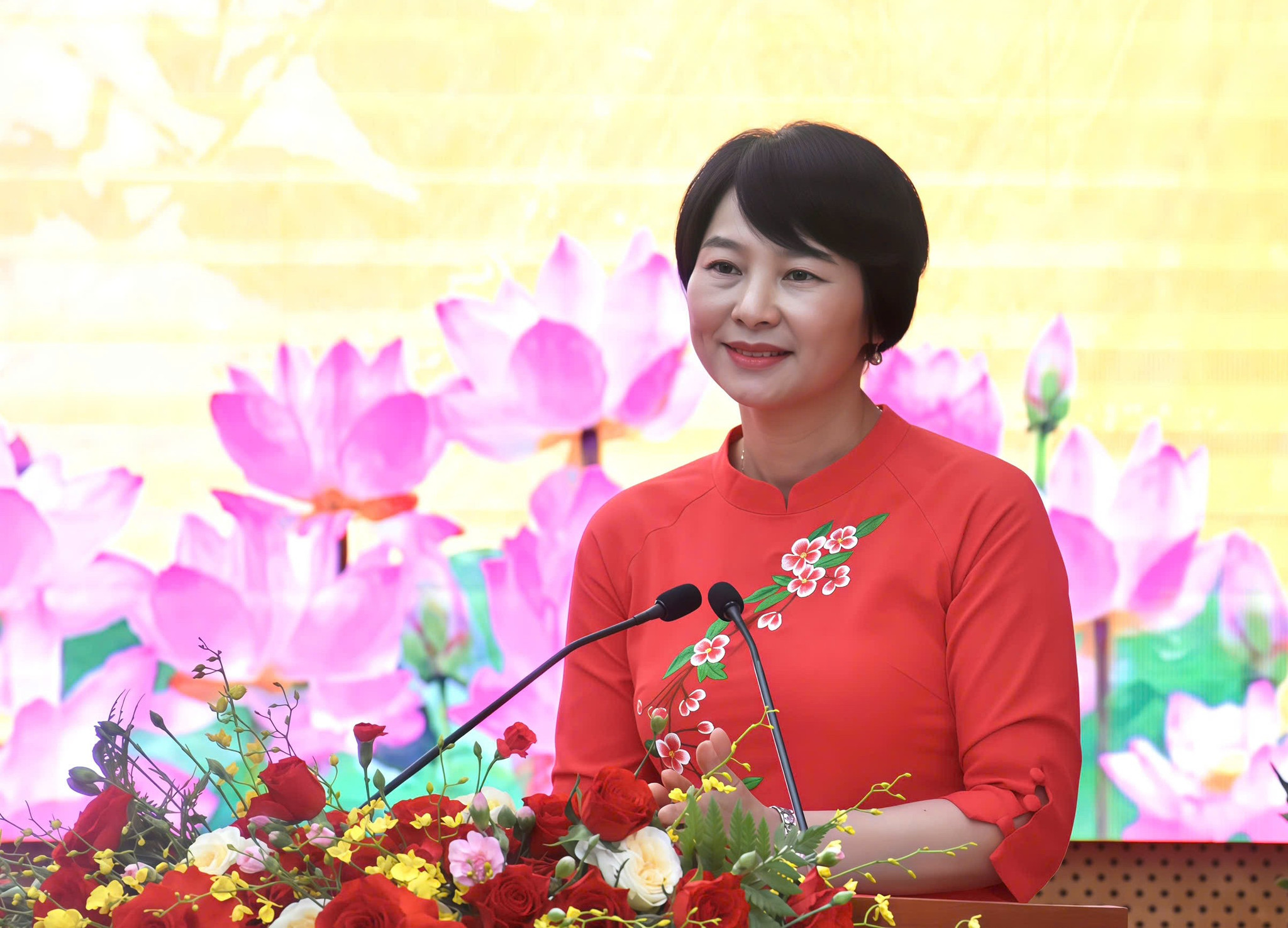 Soudruh Pham Thi Phuc, zástupce tajemníka provinčního výboru strany a předsedkyně Vietnamské vlastivědné fronty provincie, na schůzi přednesl projev.
