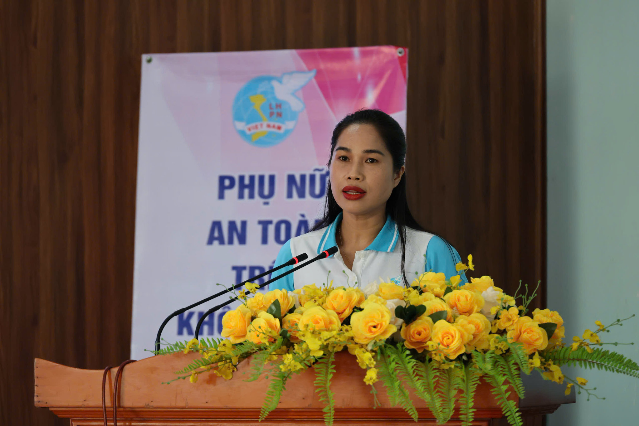Chủ tịch Hội LHPN tỉnh HVi ÊBan phát biểu khai mạc chương trình