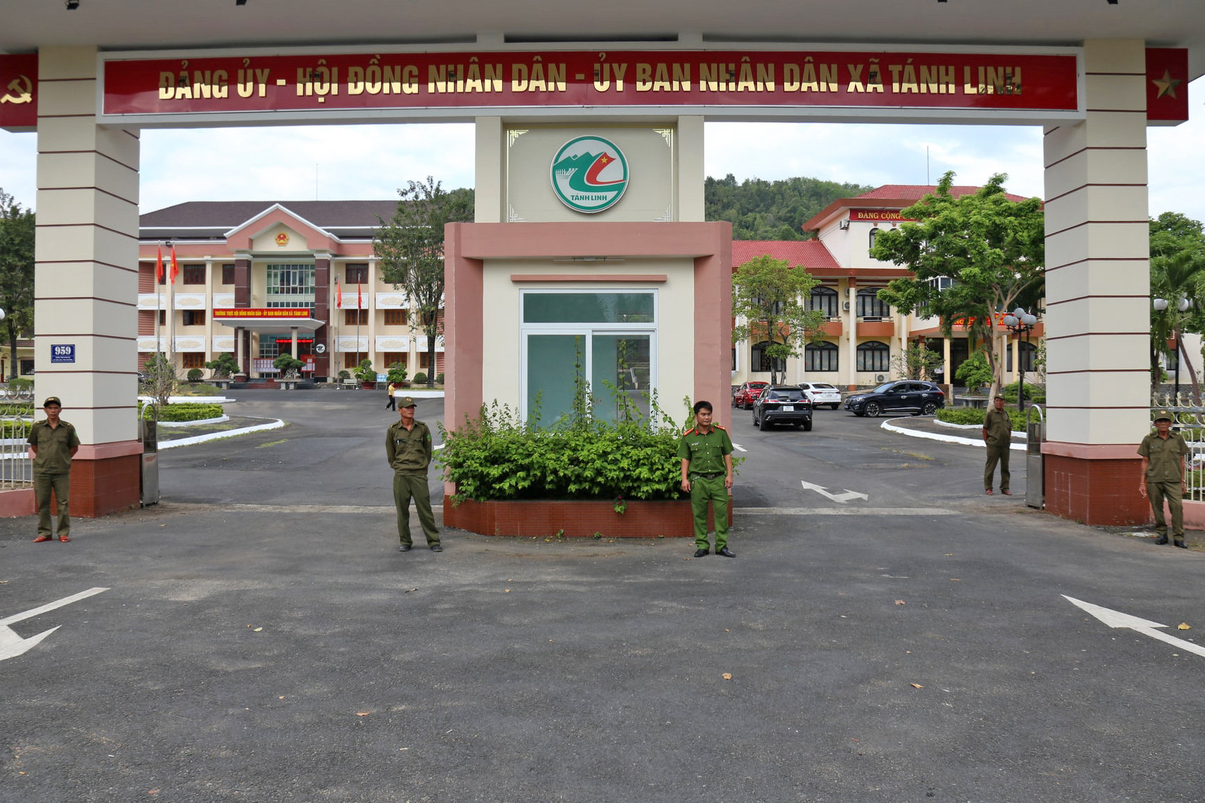 cong-an-xa-tanh-linh-bao-dam-an-ninh-trat-tu-tai-dia-diem-dien-ra-hoi-nghi-tiep-xuc-cu-tri.jpg