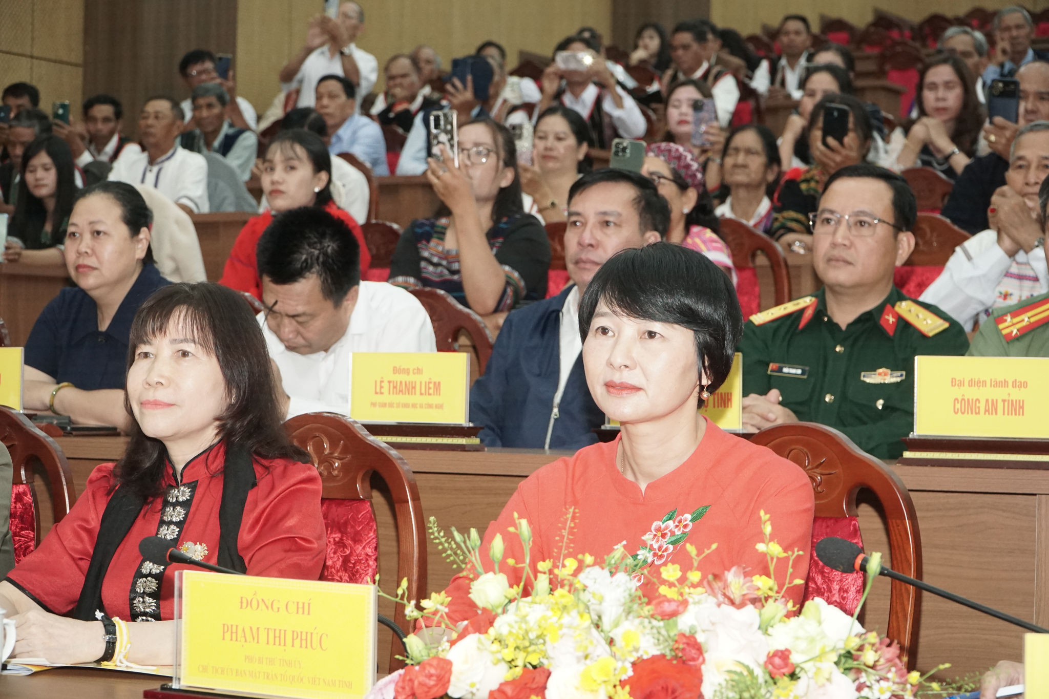 Đồng chí Phạm Thị Phúc, Phó Bí thư Tỉnh ủy, Chủ tịch Ủy ban Mặt trận Tổ quốc Việt Nam tỉnh; Hà Thị Hạnh, Ủy viên Ban Thường vụ Tỉnh ủy, Phó Chủ tịch Ủy ban Mặt trận Tổ quốc Việt Nam tỉnh dự buổi gặp mặt