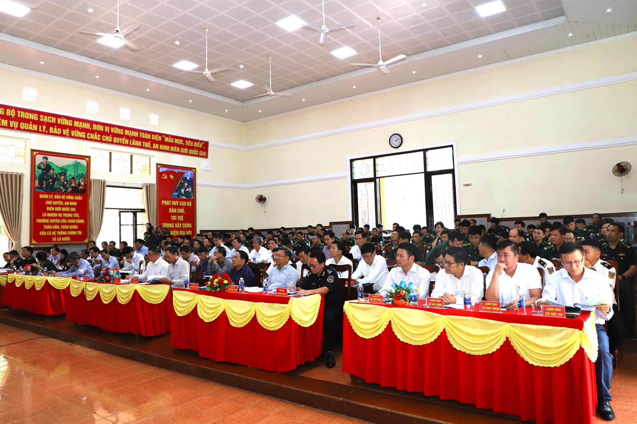 Các đại biểu dự hội nghị