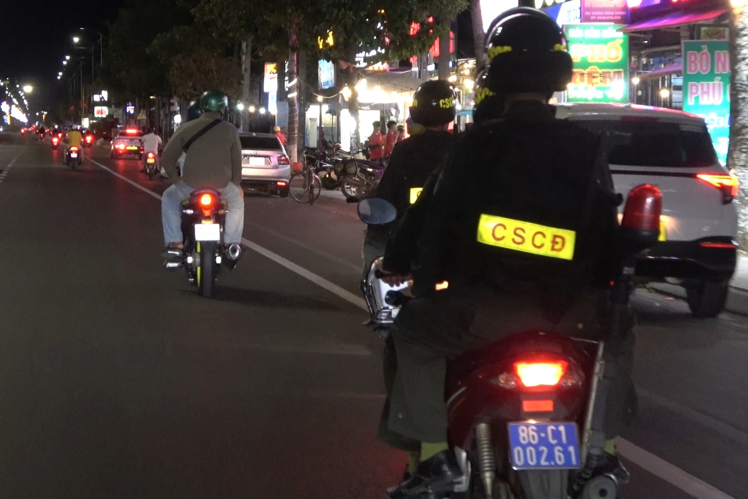 luc-luong-canh-sat-co-dong-tuan-tra-kiem-soat-vao-ban-dem.jpeg