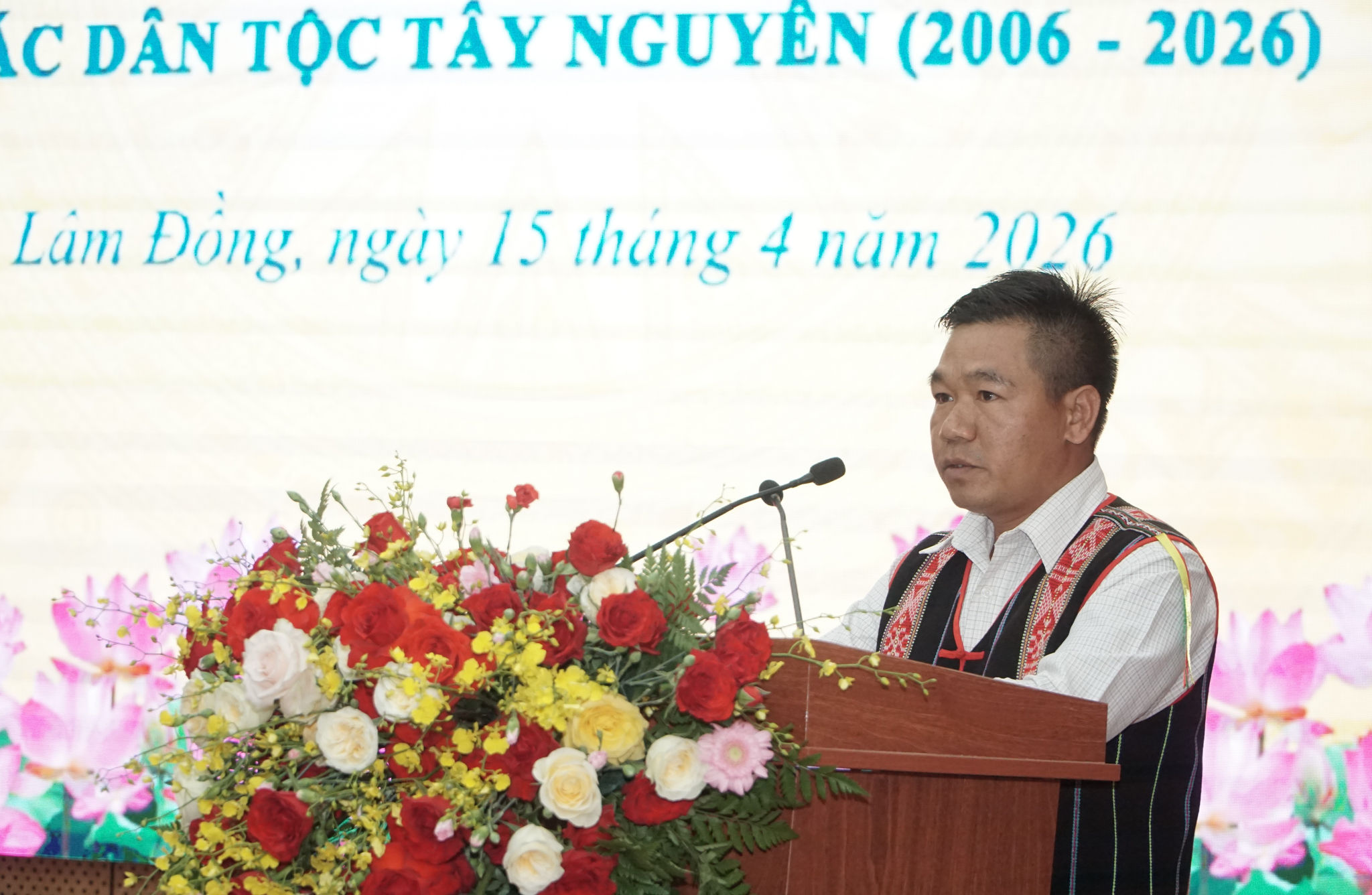 Ông Điểu Srao (Dân tộc Mnông) - Phó Bí thư Chi bộ, Trưởng Bon Bu Gia, xã Quảng Trực phát biếu về nội dung Phát huy vai trò, trách nhiệm của đồng bào DTTS tham gia giữ gìn an ninh chính trị, trật tự an toàn xã hội, giữ vững bi