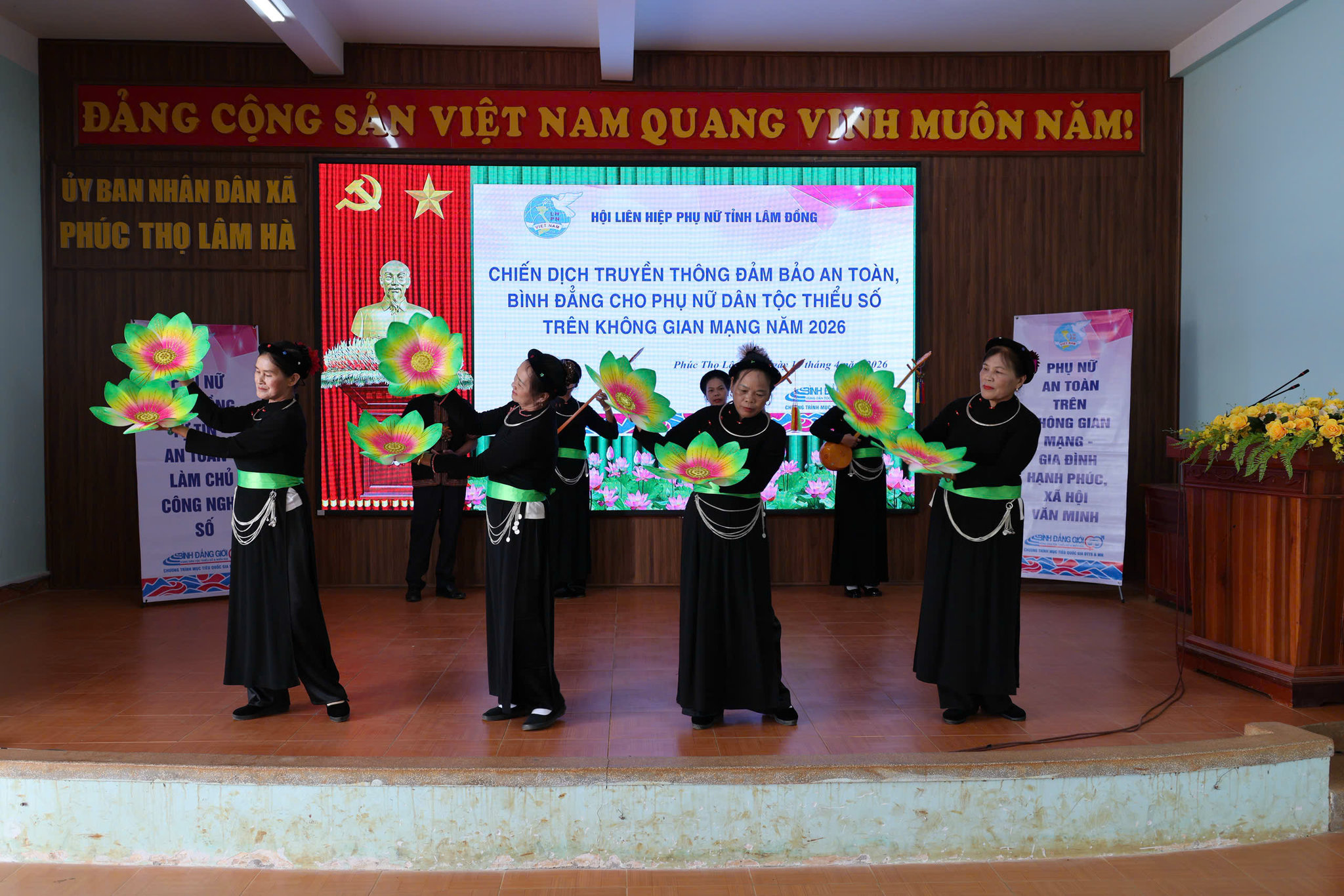 Phụ nữ xã Phú Sơn Lâm Hà biểu diễn văn nghệ trong chương trình
