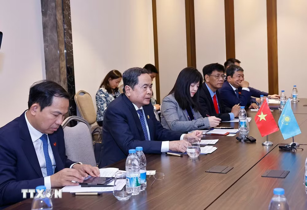 ttxvn-chu-tich-quoc-hoi-tran-thanh-man-gap-chu-tich-ha-vien-kazakhstan4.jpg