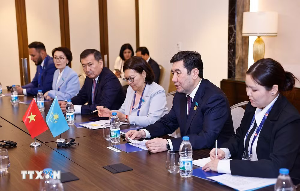 ttxvn-chu-tich-quoc-hoi-tran-thanh-man-gap-chu-tich-ha-vien-kazakhstan3.jpg