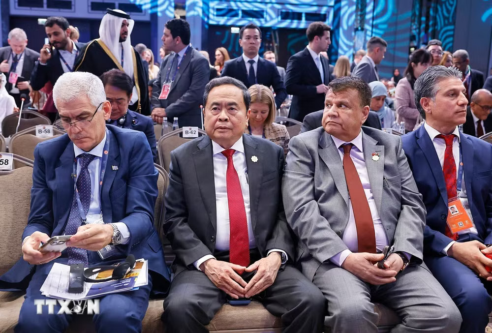 ttxvn-chu-tich-quoc-hoi-tran-thanh-man-du-phien-khai-mac-ipu-152-6.jpg
