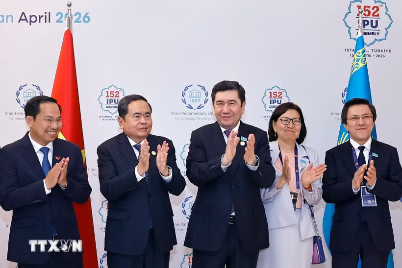 Chủ tịch Quốc hội Trần Thanh Mẫn hội kiến Chủ tịch Hạ viện Kazakhstan Yerlan Koshanov. (Ảnh: Doãn Tấn/TTXVN)