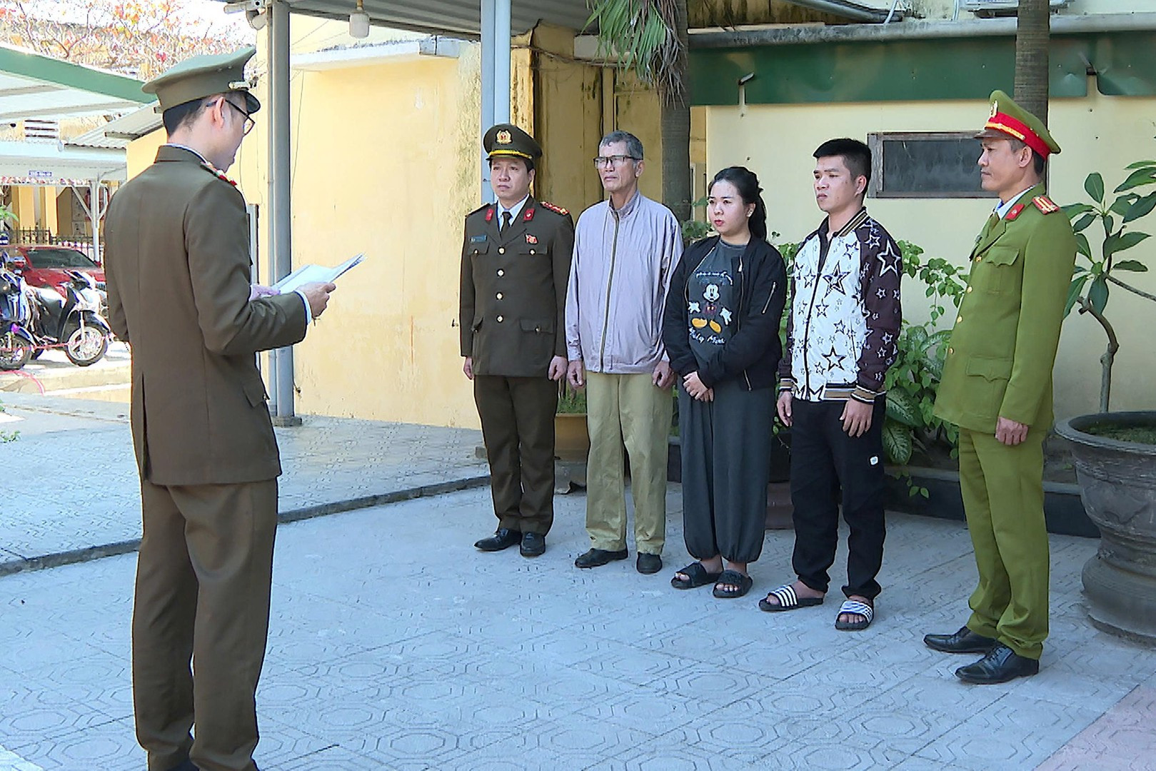 Cơ quan Công an tống đạt quyết định và lệnh đối với Nguyễn Ngọc Tuấn và Phạm Huỳnh Thanh Trúc