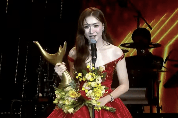 Hòa Minzy xúc động khi nhận giải Nữ ca sĩ của năm.