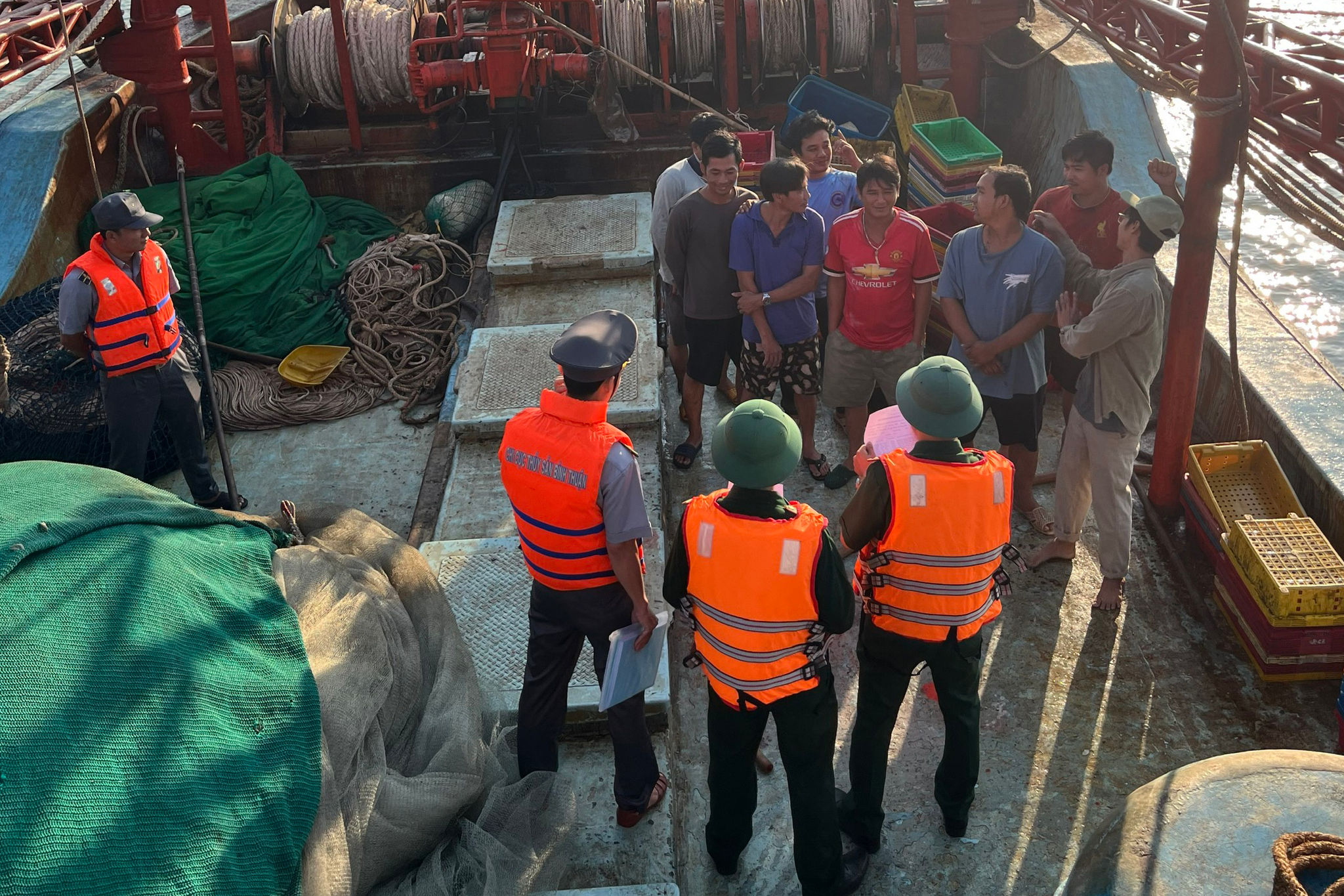 Lực lượng chức năng kiểm tra hành chính trên biển