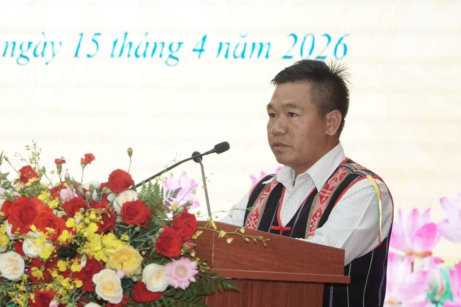 ong-dieu-srao-dan-toc-m-nong-pho-bi-thu-chi-bo-truong-bon-bu-gia-xa-quang-truc-phat-bieu-tham-luan-tai-buoi-gap-mat(1).jpg
