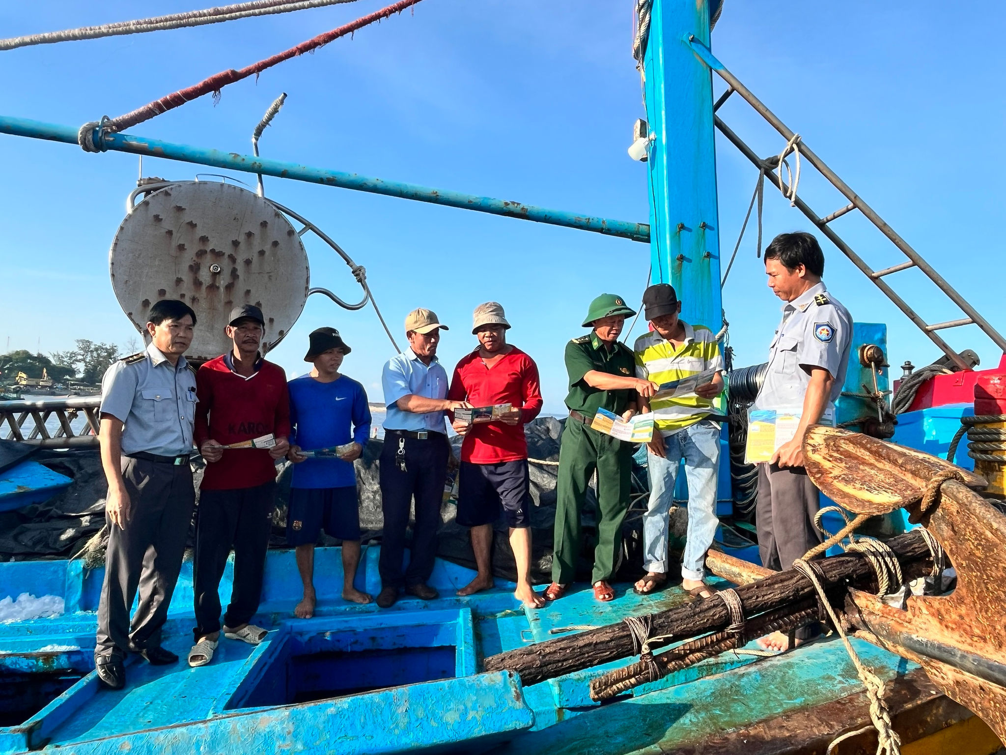 Tuyên truyền đến từng ngư dân về công tác chống khai thác IUU
