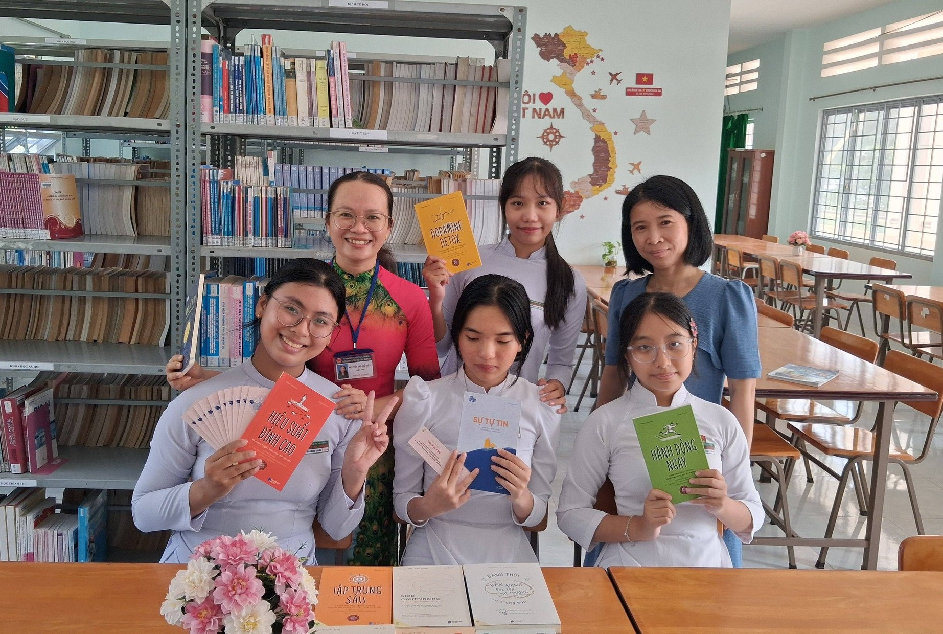 1Học sinh Trường THPT Lương Thế Vinh, xã Hàm Kiệm và cô giáo môn Ngữ văn vừa tìm được những cuốn sách yêu thích tại thư viện nhà trường