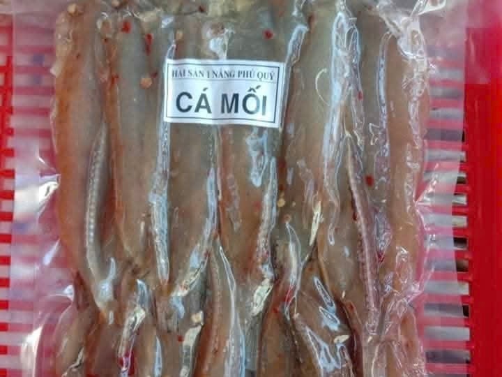 푸꾸이 섬의 특산물인 햇볕에 말린 전갱이가 진공 포장되어 있습니다.