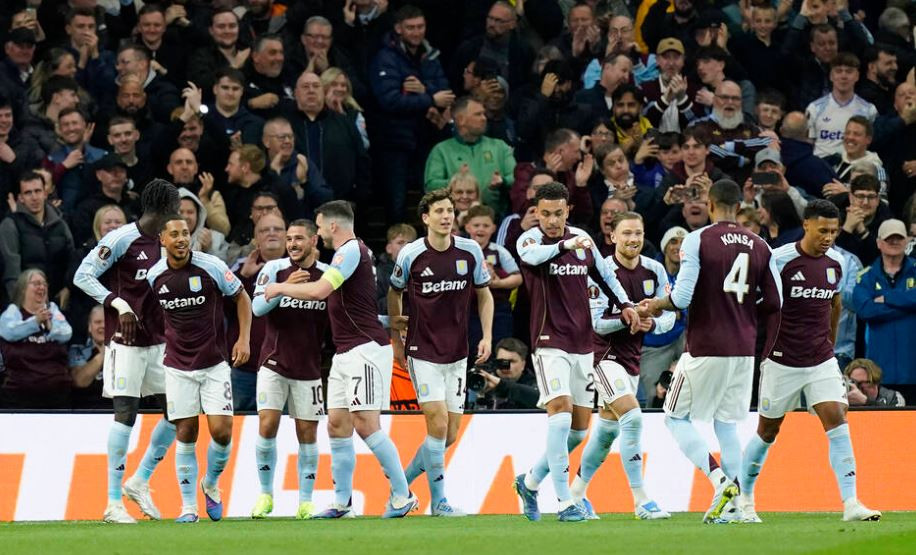 Các cầu thủ Aston Villa ăn mừng bàn thắng vào lưới Bologna.