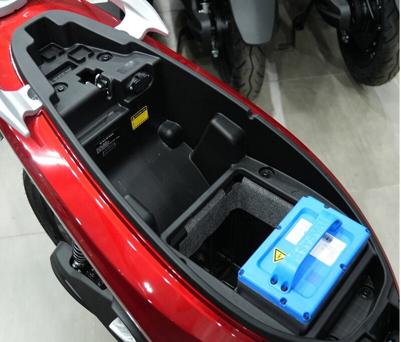 Hệ thống pin LFP 1,5 kWh trên VinFast Feliz II hỗ trợ tháo lắp và đổi pin nhanh chóng.