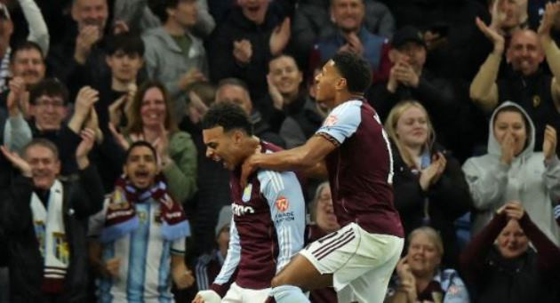 Ollie Watkins dứt điểm ghi bàn thắng thứ 100 cho Aston Villa.