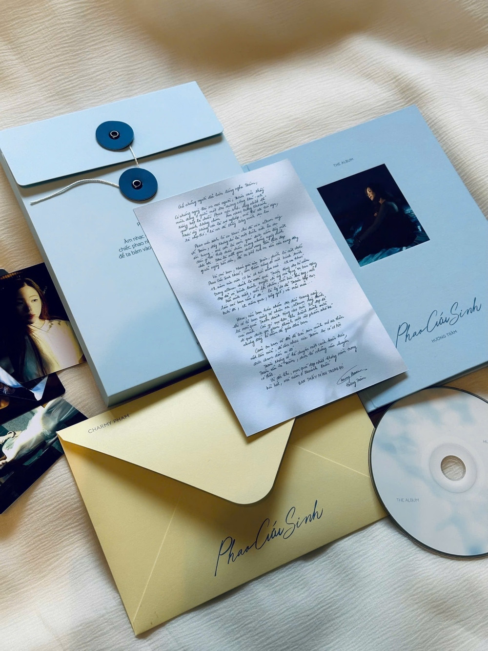 Phiên bản vật lý của album Phao cứu sinh nhanh chóng cháy hàng.