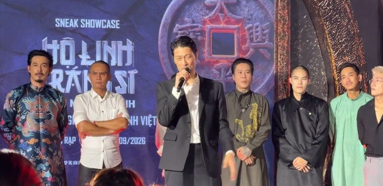 Đăng Trần trong buổi showcase phim diễn ra tại TP.HCM, cùng với Johnny Trí Nguyễn và dàn nghệ sĩ.