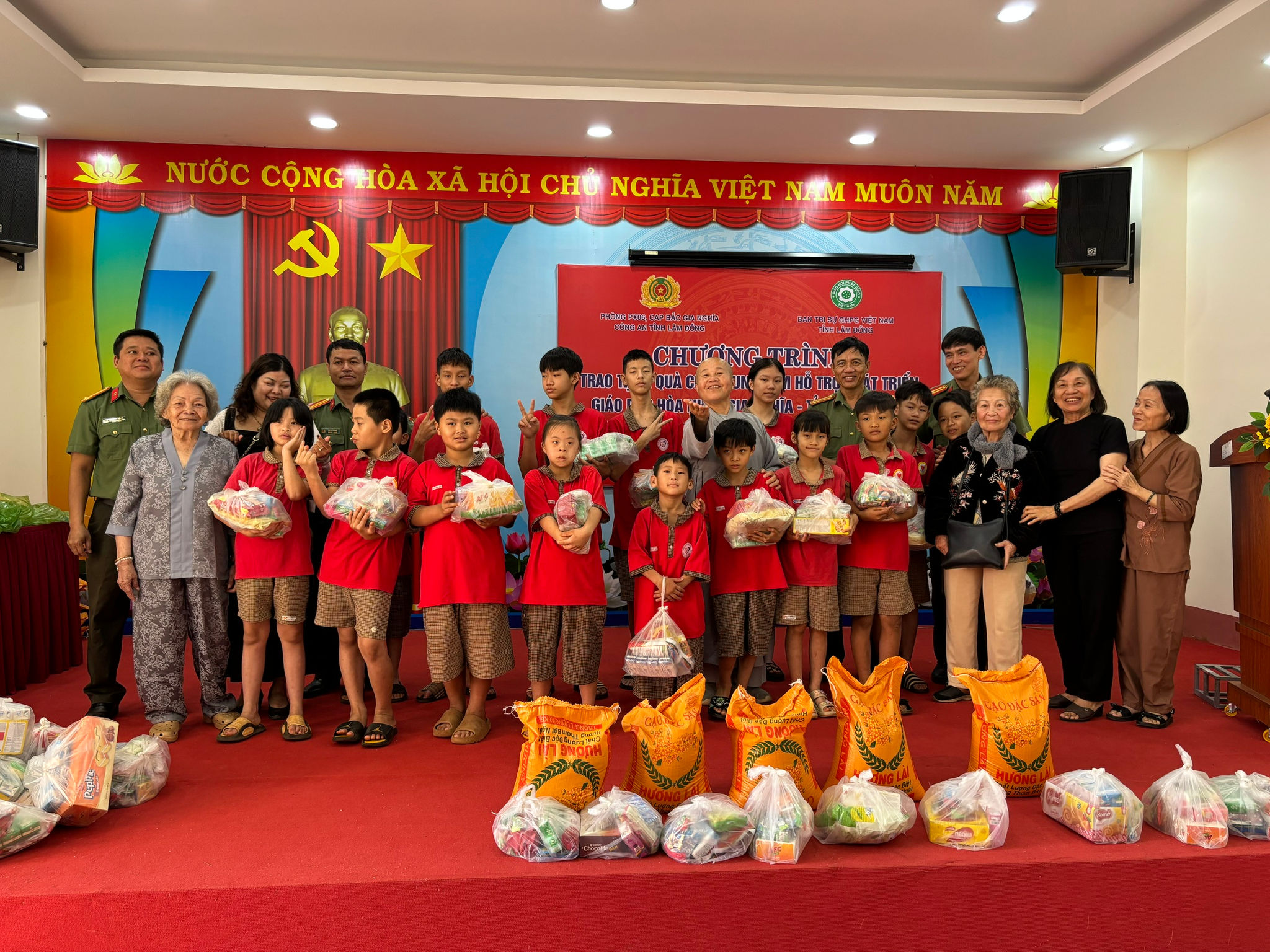 Mạnh thường quân tặng quà cho các con