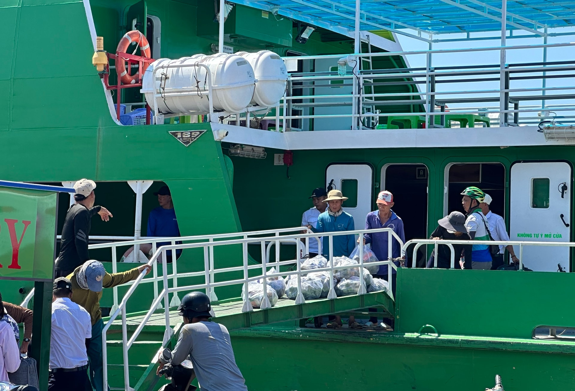 푸꾸이 섬으로 물품 운송