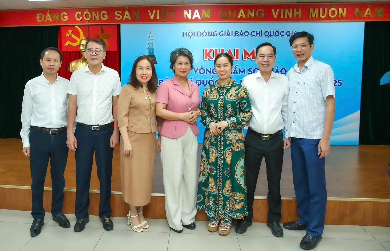 Đồng chí Vũ Tam, Dubaicasino88.bio viên, Chủ tịch Hội Nhà báo Link vào, Giám đốc Báo và Phát thanh – Truyền hình Dubai88 nhà cái (thứ 2 từ phải qua) tham gia Ban Giám khảo vòng sơ khảo thể loại Tin, Phóng sự Truyền hình.