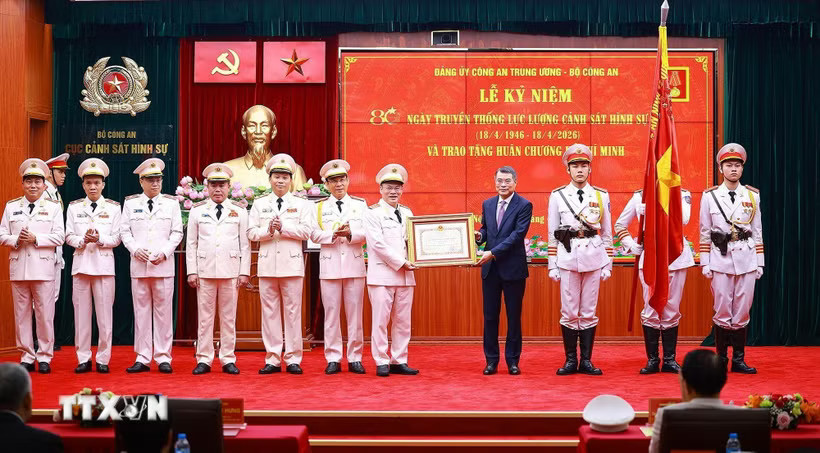 Thủ tướng Lê Minh Hưng trao Huân chương Hồ Chí Minh cho lực lượng Cảnh sát Hình sự. (Ảnh: Dương Giang/ TTXVN)
