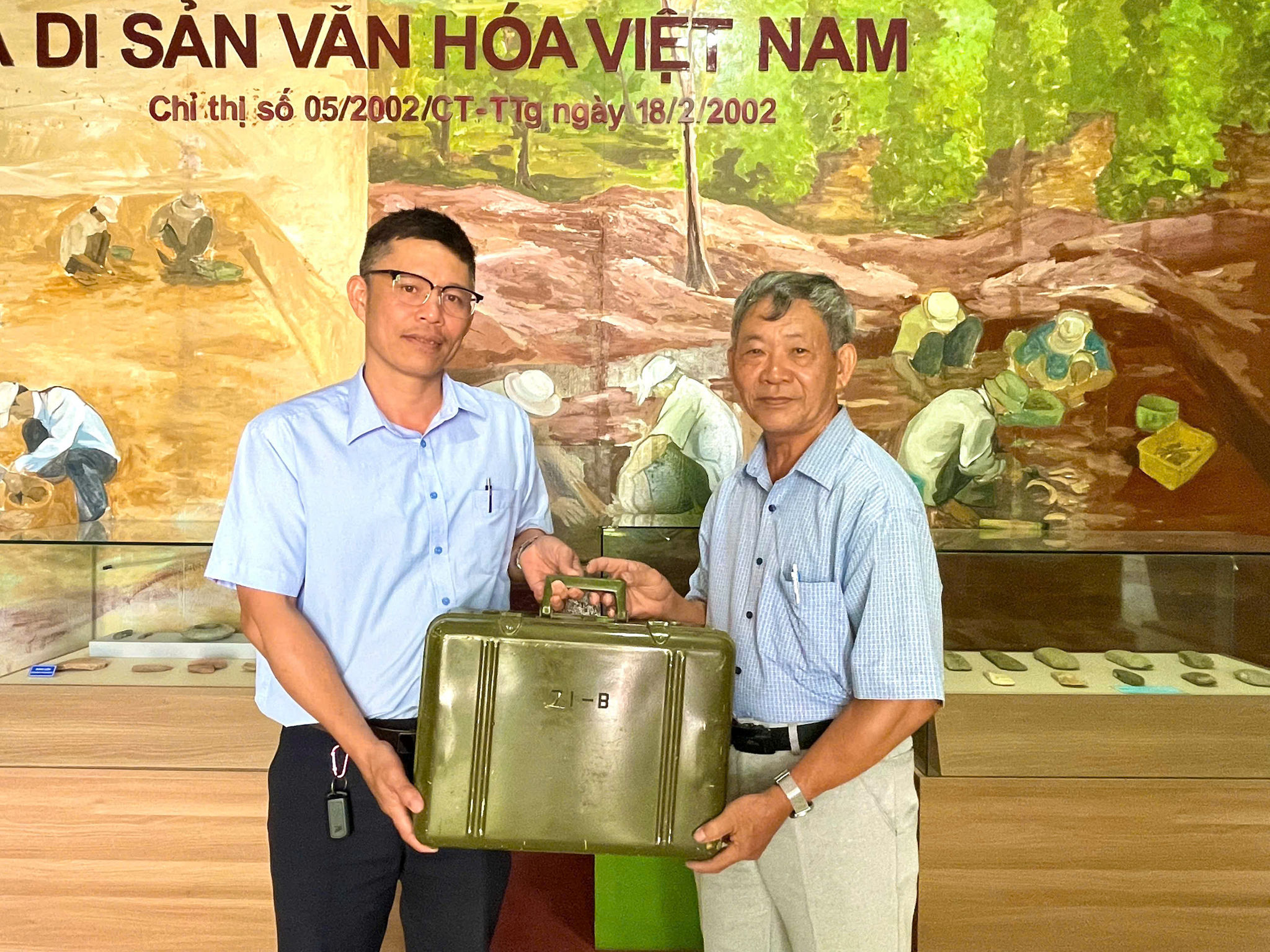 chú Túc trao hiện vật cho bảo tàng