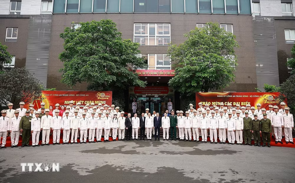 Thủ tướng Lê Minh Hưng với các đại biểu dự Lễ kỷ niệm 80 năm Ngày truyền thống lực lượng Cảnh sát hình sự. (Ảnh: Dương Giang/TTXVN) ttxvn-1804-thu-tuong-le-minh-hung-canh-sat-hinh-su-7.jpg