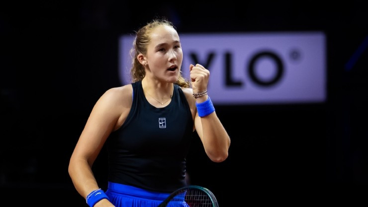 Mirra Andreeva ăn mừng chiến thắng trước Iga Swiatek tại Stuttgart Open