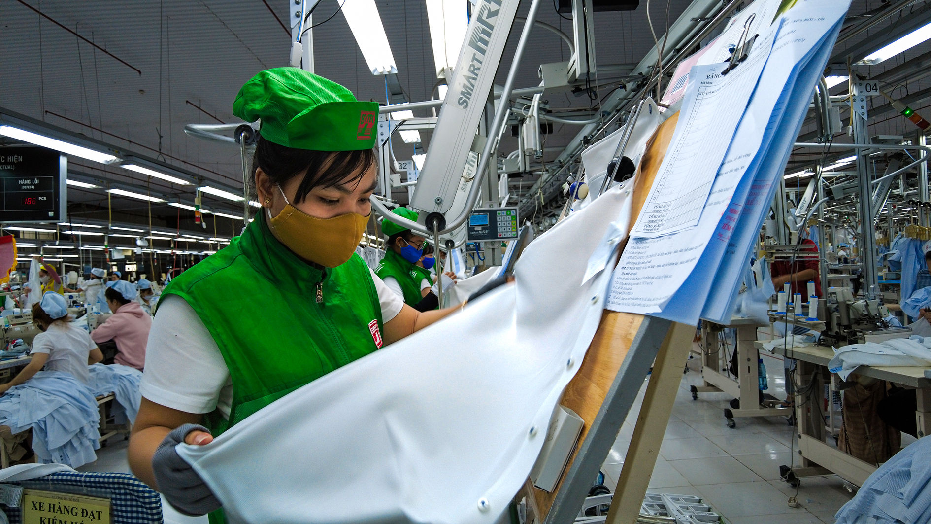Hàng may mặc và nguyên liệu dệt may có đóng góp đáng kể vào tổng kim ngạch xuất khẩu của địa phương (Ảnh minh họa).