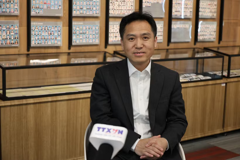 Giáo sư Lưu Thư Minh, Viện trưởng Học viện Môi trường, Đại học Thanh Hoa trả lời phỏng vấn phóng viên TTXVN tại Trung Quốc. (Ảnh: Quang Hưng/TTXVN)