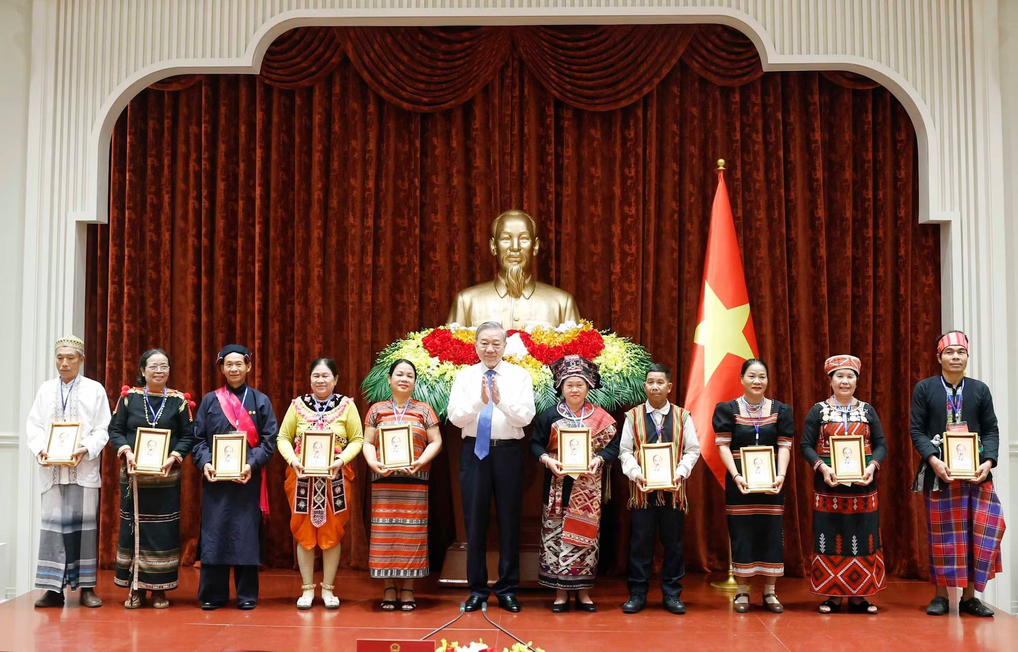 vna-potal-tong-bi-thu-chu-tich-nuoc-tiep-cac-gia-lang-truong-ban-nghe-nhan-nguoi-co-uy-tin-tieu-bieu-toan-quoc-8709697.jpg
