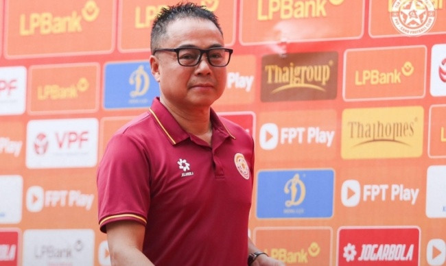 HLV Trần Tiến Đại của PVF-CAND theo dõi trận đấu tại Ninh Bình.