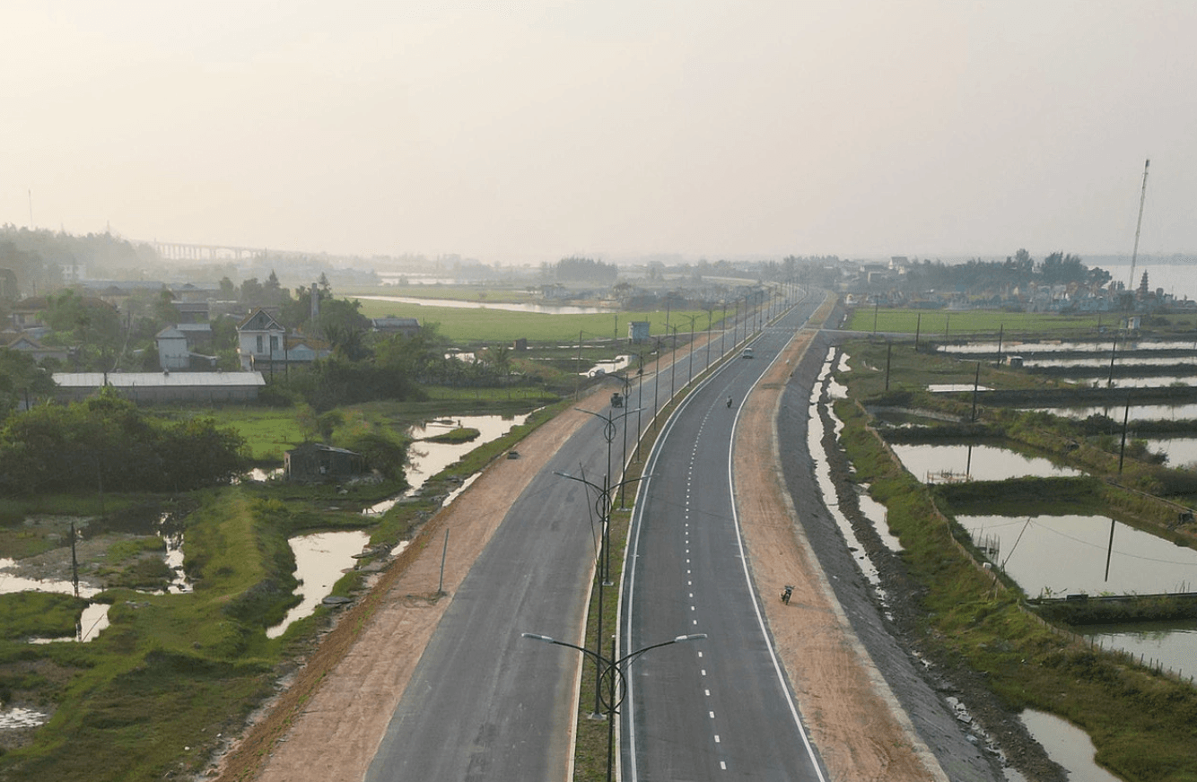 Một đoạn tuyến đường dẫn lên cầu Thuận An đang được hoàn thiện các hạng mục cuối cùng như biển báo và vạch kẻ đường.