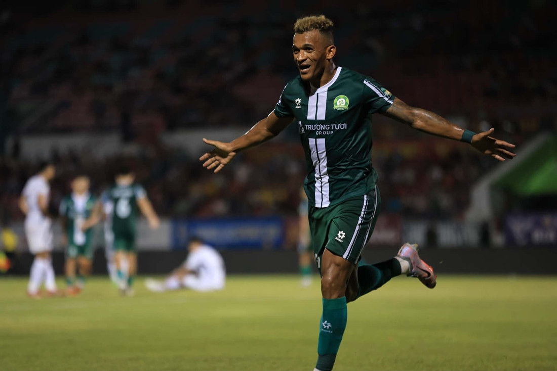 Alex Sandro ăn mừng bàn thắng giúp Đồng Nai có chiến thắng thuyết phục trước Quảng Ninh.