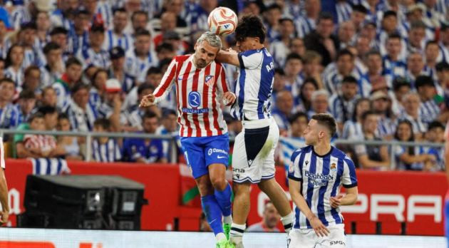 Hàng phòng ngự Real Sociedad chơi tập trung trước các đợt tấn công của Atletico Madrid.