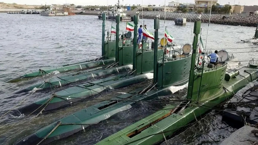 Tàu ngầm lớp Ghadir của Iran neo đậu tại căn cứ hải quân